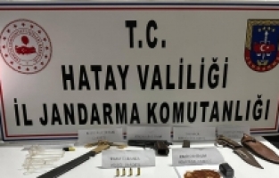 Hatay'da adreslerinden silah ve kimyasal madde ele geçirilen 2 şüpheli yakalandı