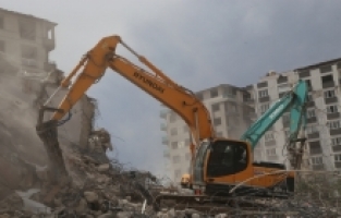 Hatay'da ağır hasarlı 5 bina kontrollü yıkıldı