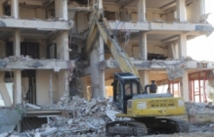 Hatay'da depremlerde ağır hasar alan 3 bina kontrollü yıkıldı