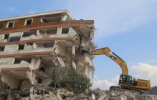 Hatay'da depremlerde ağır hasar alan 8 bina kontrollü yıkıldı