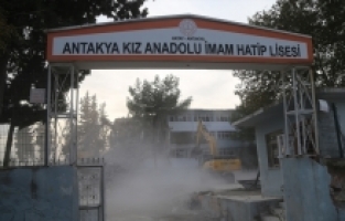 Hatay'da depremlerde ağır hasar alan lise kontrollü yıkıldı