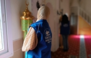 Hatay’da gönüllü gençler cami temizledi