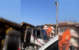 Hatay'da onarım yapılan kamyonun damperinin düşmesi sonucu 1 kişi yaralandı