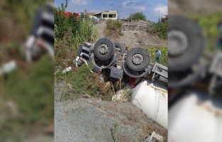 Hatay'da şarampole devrilen beton mikserinin sürücüsü öldü