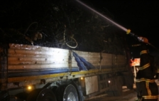 Hatay'da tırın dorsesinde çıkan yangın söndürüldü