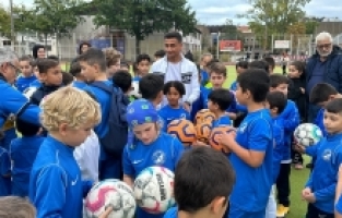 Hataysporlu futbolcu Oğuzhan Matur, Berlin’de yetiştiği kulübe 100 top hediye etti