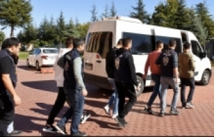 Isparta'da dolandırıcılık operasyonunda yakalanan 4 zanlı tutuklandı