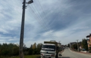 Isparta'da freni boşalan kamyon direğe çarparak durabildi