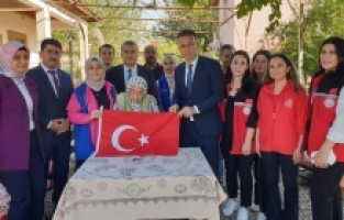 Kadirli Kaymakamı Güney, 100 yaşındaki kadını ziyaret etti
