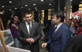 Kahramanmaraş'ta “100 Yıldır Aynı Aşk ve Heyecanla“ isimli fotoğraf sergisi açıldı