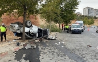 Kahramanmaraş'ta yol kenarındaki ağaca çarpan otomobilde 5 kişi yaralandı