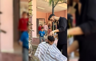 Kozanlı berber öğrencileri ücretsiz tıraş etti