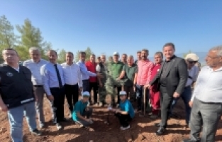 Kumluca'da Cumhuriyet İlkokulu öğrencileri 100 fidan dikti