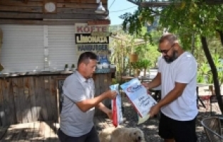 Kumluca'da hayvanseverlere mama desteği