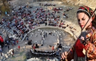 Macar sanatçı Tilla Török, Osmaniye'deki Kastabala Antik Kenti'nde konser verdi