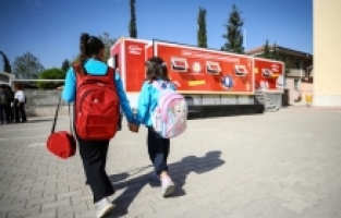 MediaMarkt'in gezici eğitim tırları depremzede öğrencileri teknoloji, bilim ve sanatla buluşturuyor
