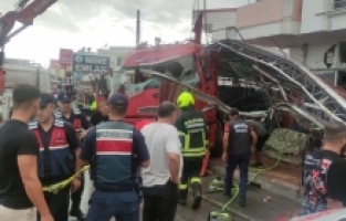 Mersin'de tır yol kenarındaki mağazaya girdi, 7 kişi yaralandı