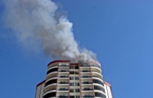 Mersin'de 18 katlı binada çıkan yangın kontrol altına alındı