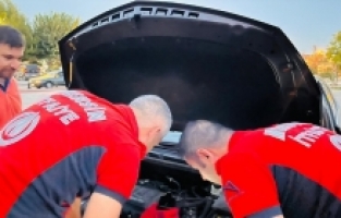 Mersin'de bırakılan not sayesinde araca sıkıştığı fark edilen kedi yavrusu kurtarıldı