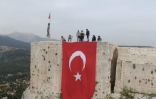 Mersin'de Cumhuriyet'in 100. yılı dolayısıyla tarihi kaleye Türk bayrağı asıldı