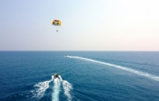 Mersin'de deniz paraşütünde sürpriz evlilik teklifi
