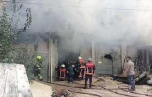 Mersin'de depoda çıkan ve iki daireye sıçrayan yangın söndürüldü