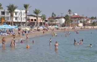 Mersin'de güneşli havayı fırsat bilenler denize girdi