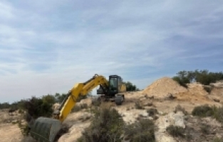Mersin'de iş makinesiyle kaçak kazı yapan 2 kişi suçüstü yakalandı