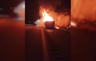 Mersin'de kereste yüklü tır seyir halindeyken alev aldı