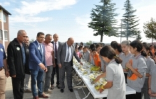 Mersin'de kırsaldaki öğrencilere 1 ton muz dağıtıldı