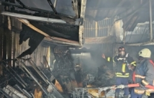 Mersin'de mobilya imalathanesinde çıkan yangın söndürüldü