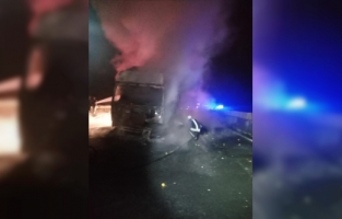 Mersin'de seyir halindeki narenciye yüklü tır yandı