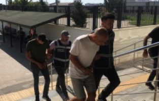 Mersin'de otomobil hırsızlığı iddiasıyla yakalanan 2 zanlıdan biri tutuklandı