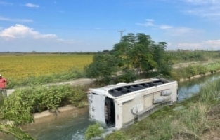 Mersin'de sulama kanalına devrilen midibüsteki 10 tarım işçisi yaralandı