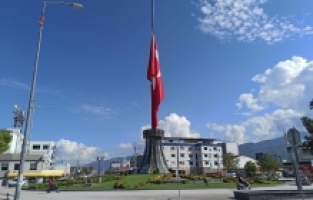 Milli yas ilanının ardından Türk bayrakları yarıya indirildi