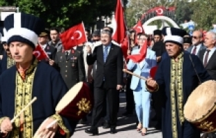 Osmaniye'de 100 metrelik Türk bayrağıyla kortej yürüyüşü düzenlendi