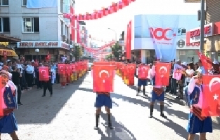 Osmaniye'de Cumhuriyet'in 100'üncü yılı etkinliğinde 100 kişi zeybek oynadı