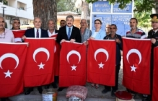 Osmaniye'de Cumhuriyetin 100 yılı kutlama etkinlikleri kapsamında Türk Bayrağı dağıtıldı