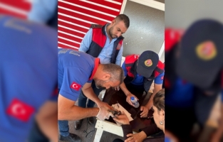 Parmaklarına sıkışan yüzükleri itfaiye çıkardı