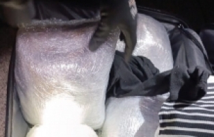 Otobüste bir yolcunun çantasında 8 kilogram esrar ele geçirildi