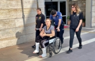 Polisten kaçarken ayağını çatlatan hırsızlık hükümlüsü hastanede yakalandı