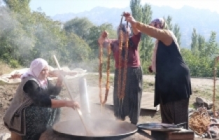 Pozantı'da cevizli sucuk mesaisi başladı