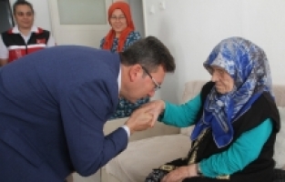 Serik Kaymakamı Cemal Şahin, 106 yaşındaki Binnaz Yılmaz'ı ziyaret etti