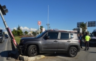 Serik'te kamyonetle çarpışan otomobilin sürücüsü yaralandı