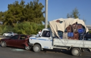 Serik'te otomobille kamyonetin çarpıştığı kazada 3 kişi yaralandı