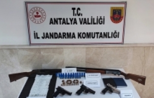 Serik'te ruhsatsız tabanca ve av tüfekleri ele geçirildi