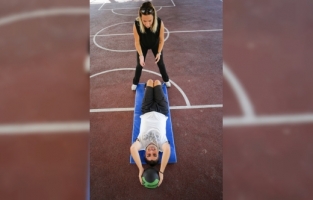 “Süper babaanne“ sevgisiyle otizmli torununu hayata bağladı