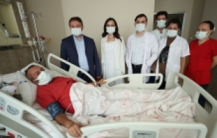 Umudunu kaybetmeyen hastaya hastaneye sekizinci çağrılışında böbrek nakli yapıldı