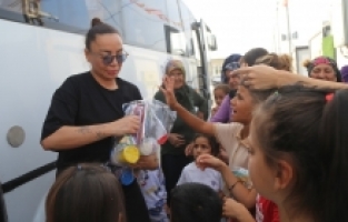 Ünlüler depremzedelere destek için Hatay'da