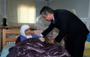 Vali Yılmaz, Cumhuriyetle Yaşıt Olan 100 Yaşındaki Fatma Nineyi ziyaret etti